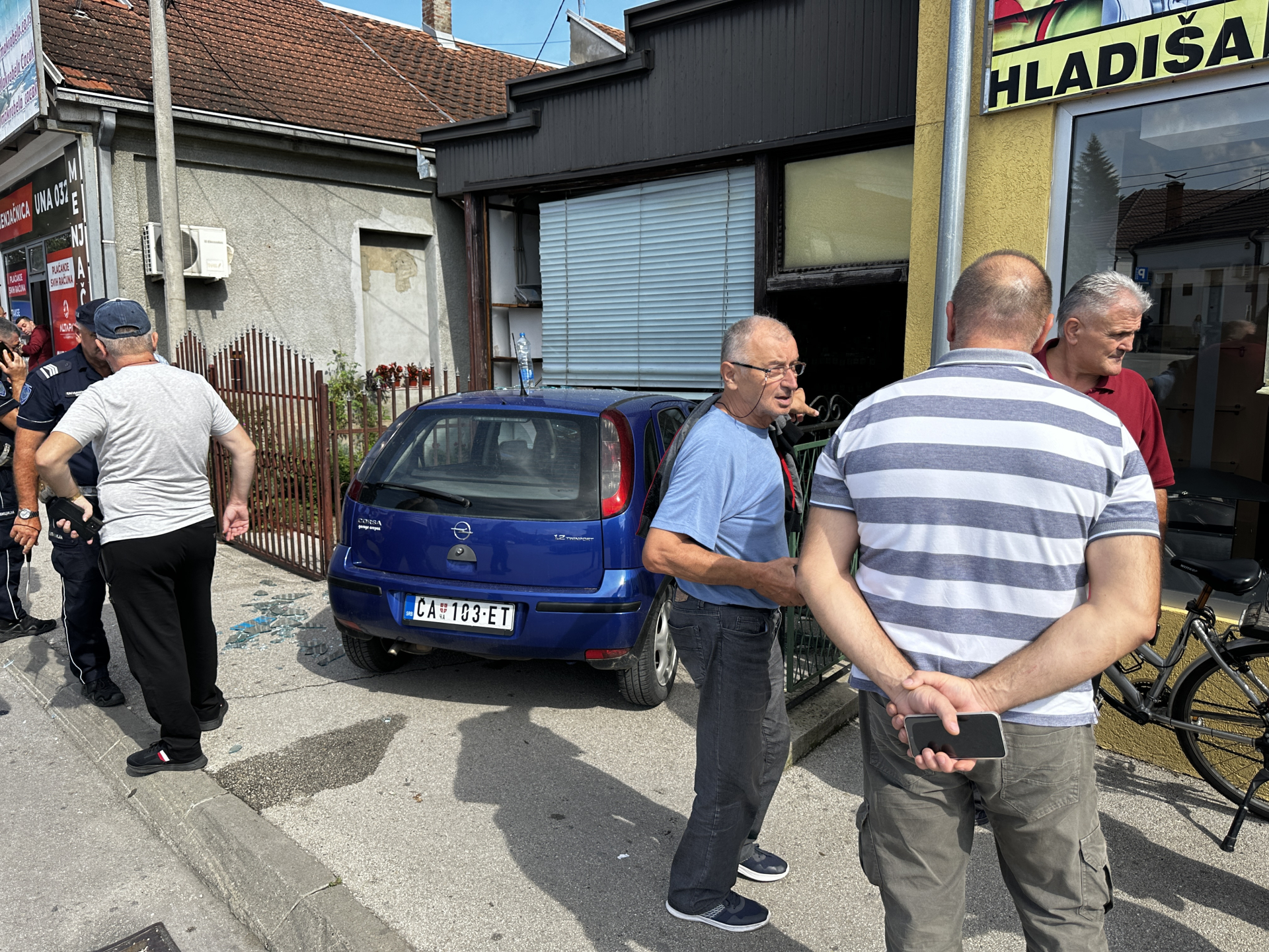 Dramatična scena u Čačku: Vozač opela izgubio kontrolu i u punoj brzini zakucao se u izlog radnje, očevici sumnjaju da mu je pozlilo tokom vožnje (FOTO)(VIDEO)