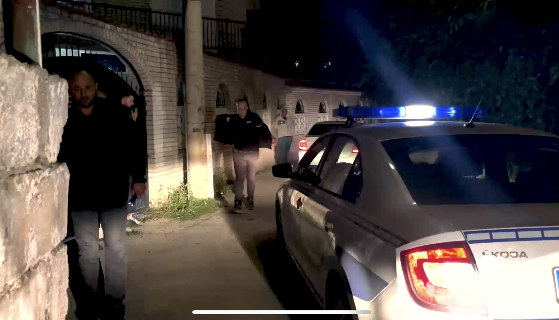 Snimci hapšenja mladića osumnjičenog za pokušaj ubistva u Novom Pazaru: Nožem ubo sugradjanina u vrat (VIDEO)