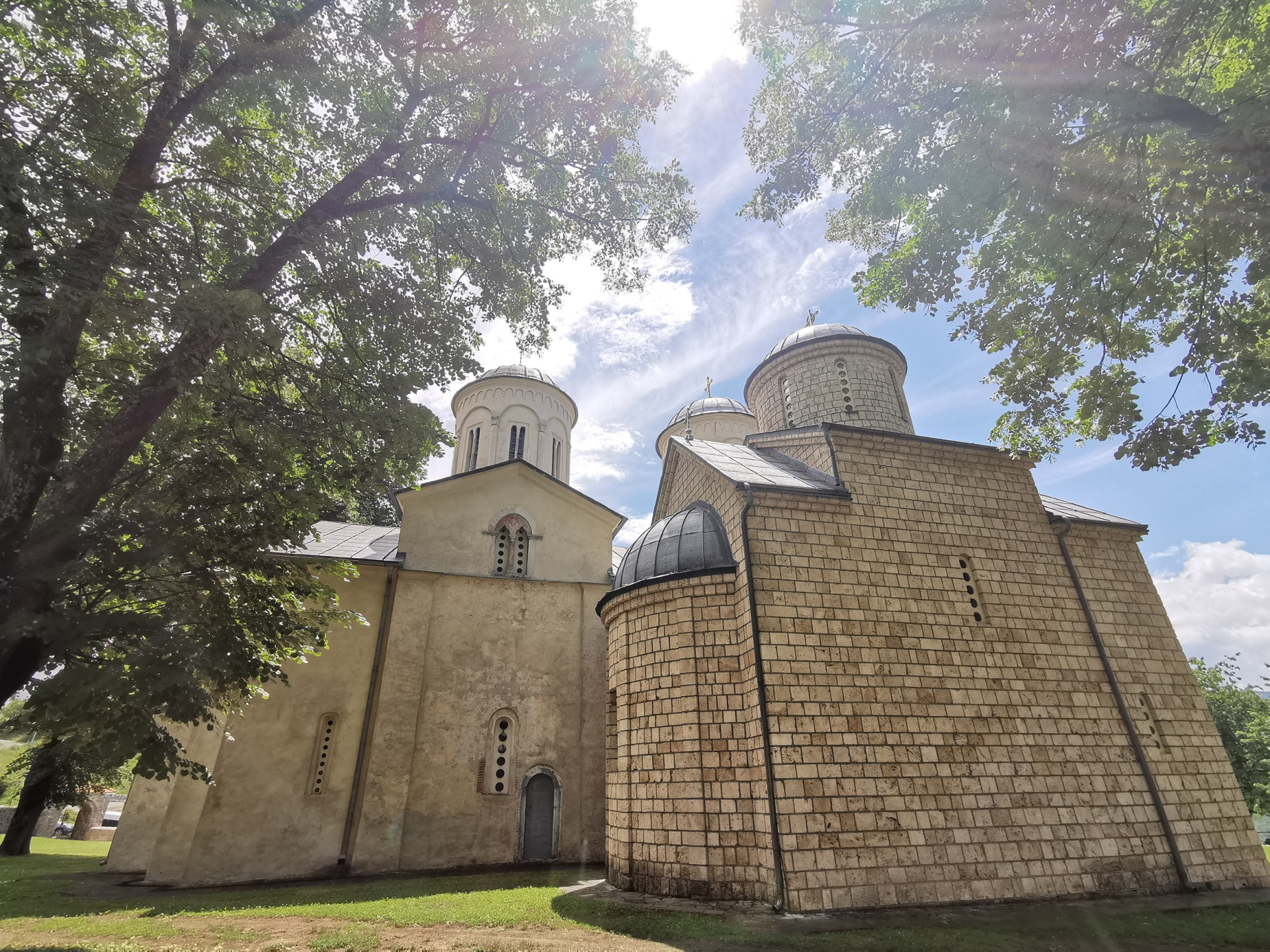 Na brdima iznad Lima pored čudotvorne vode, vekovima opstaje stari manastir/ Foto: RINA