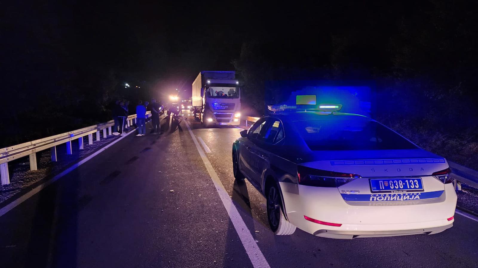 Jeziv sudar traktora i kamiona kod Raške: Poljoprivredna mašina bukvalno prepolovljena, vozač srećom preživeo (FOTO)