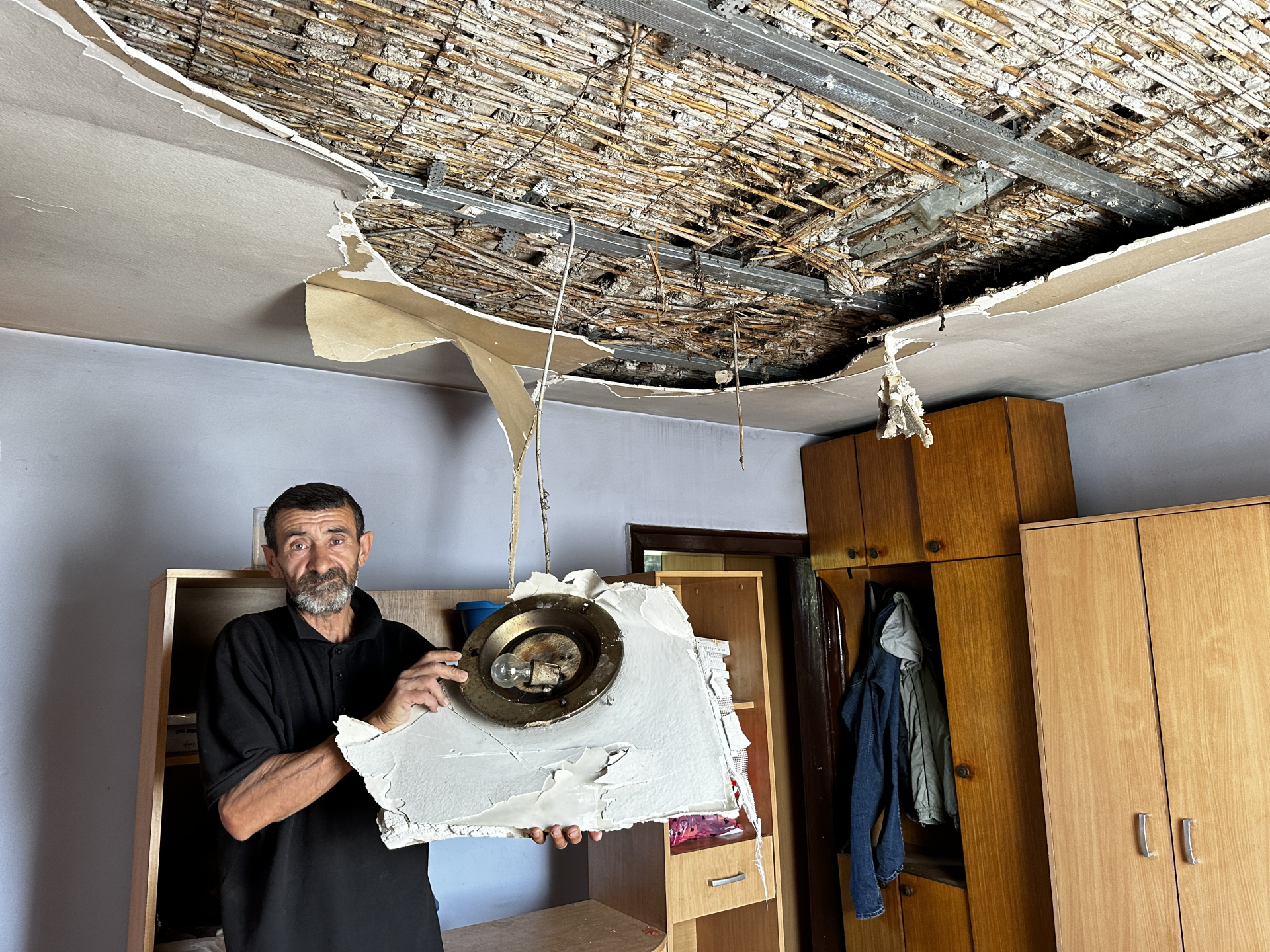 Ogromna tuga u kući i u očima Tomislava sa Kosova kom su Albanci zapalili sve što je imao: Kućica koju se sredio radom u nadnici nakon nevremena se raspada, krov preti da se uruši i zatrpa ga (FOTO)
