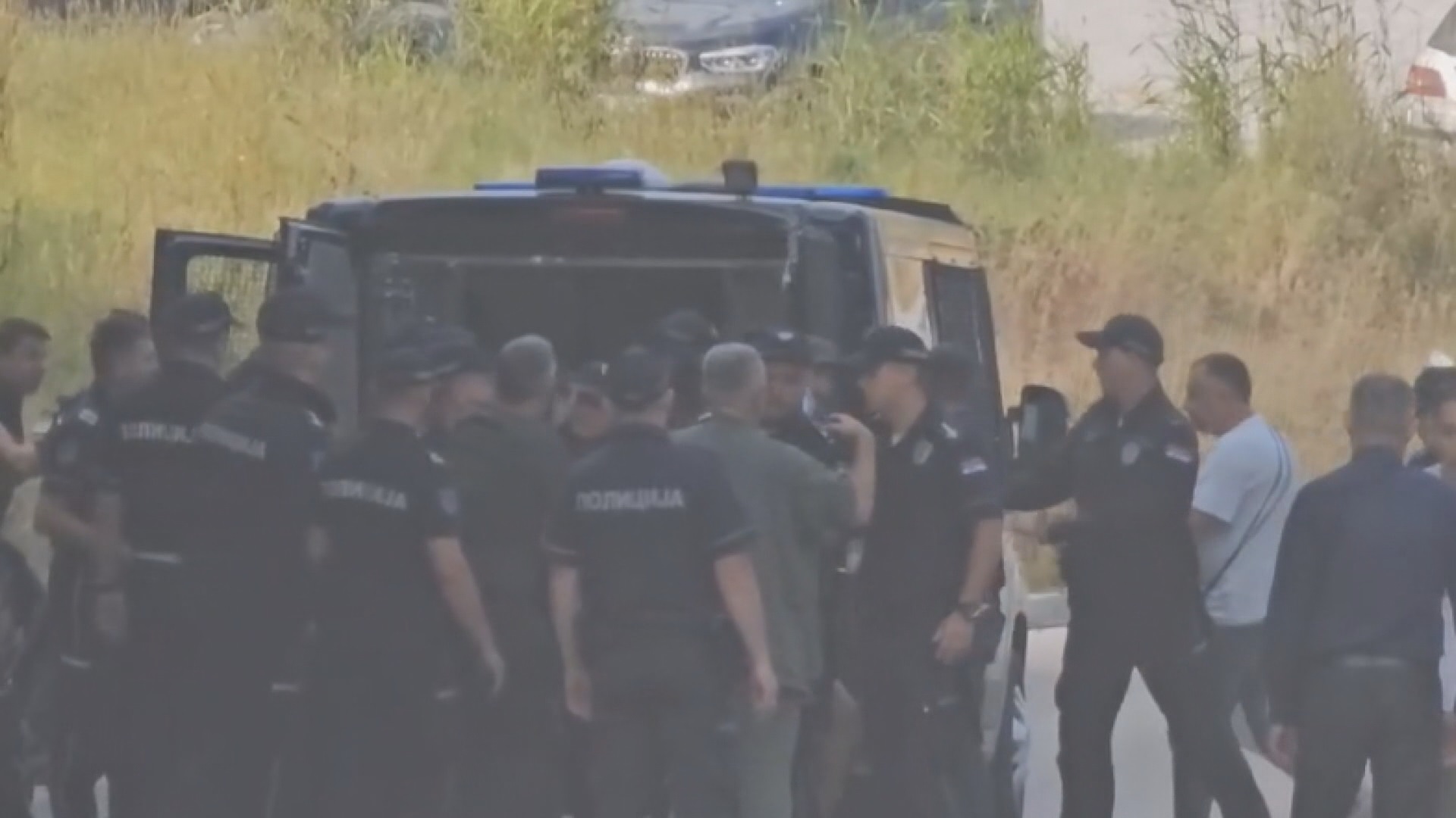 Protest ispred policijske stanice u Čačku: Okupila se grupa ljudi u znak podrške privedeni ekolozima (VIDEO)