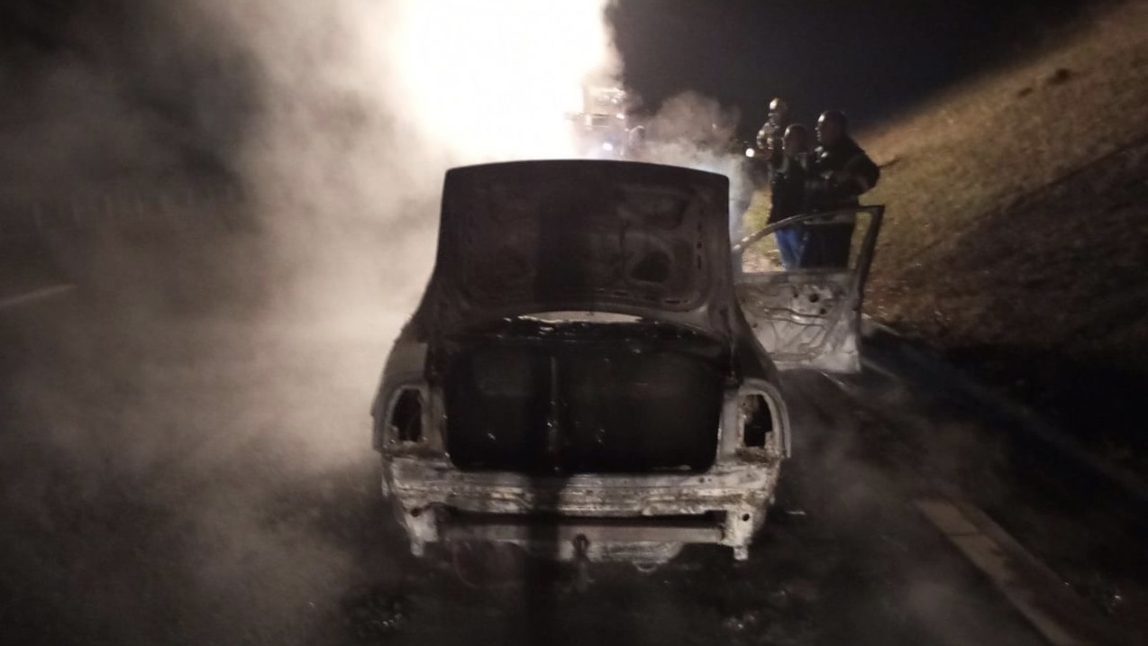 Plamen progutao ceo jedan automobil: Drama na autoputu "Miloš Veliki", sprečena veća tragedija i ljudski životi su spašeni