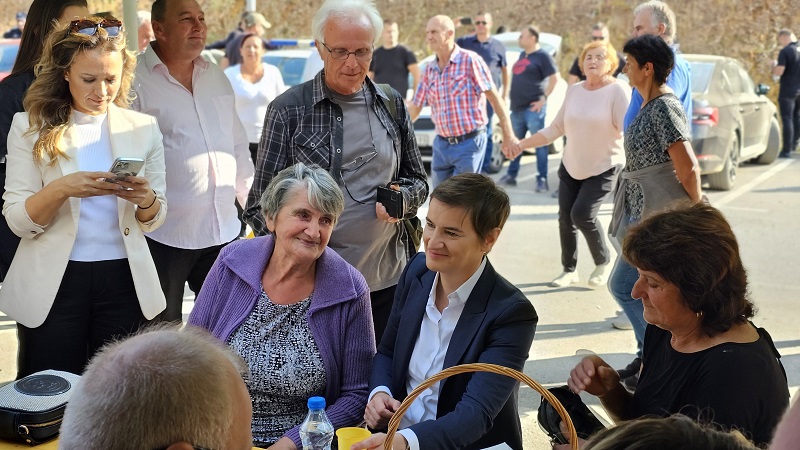 Premijerka na Kablaru uživala sa meštanima ispod šatre / foto: RINA