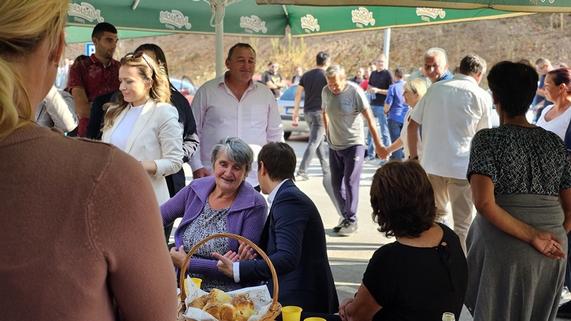 Pečeno prase, trubači, ali i poziv za svadbu: Premijerka na Kablaru uživala sa meštanima ispod šatre, domaćinski doček ovih planinaca nikad neće zaboraviti (FOTO)
