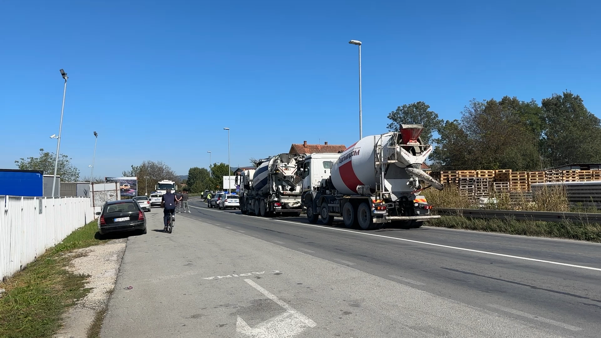 Težak sudar kamiona cisterne i pikap vozila: Saobraćajna nezgoda u Konjevićima kod Čačka, vatrogasci sekli vozilo da izvuku povređenog (FOTO)(VIDEO)