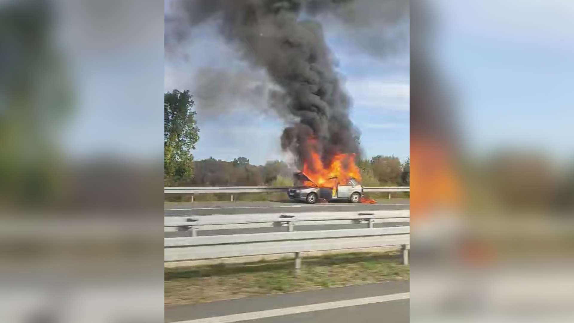 Buktinja na auto-putu, vatra guta sve: Zapalilo se vozilo fiat na Milošu Velikom kod Ljiga (FOTO)(VIDEO)