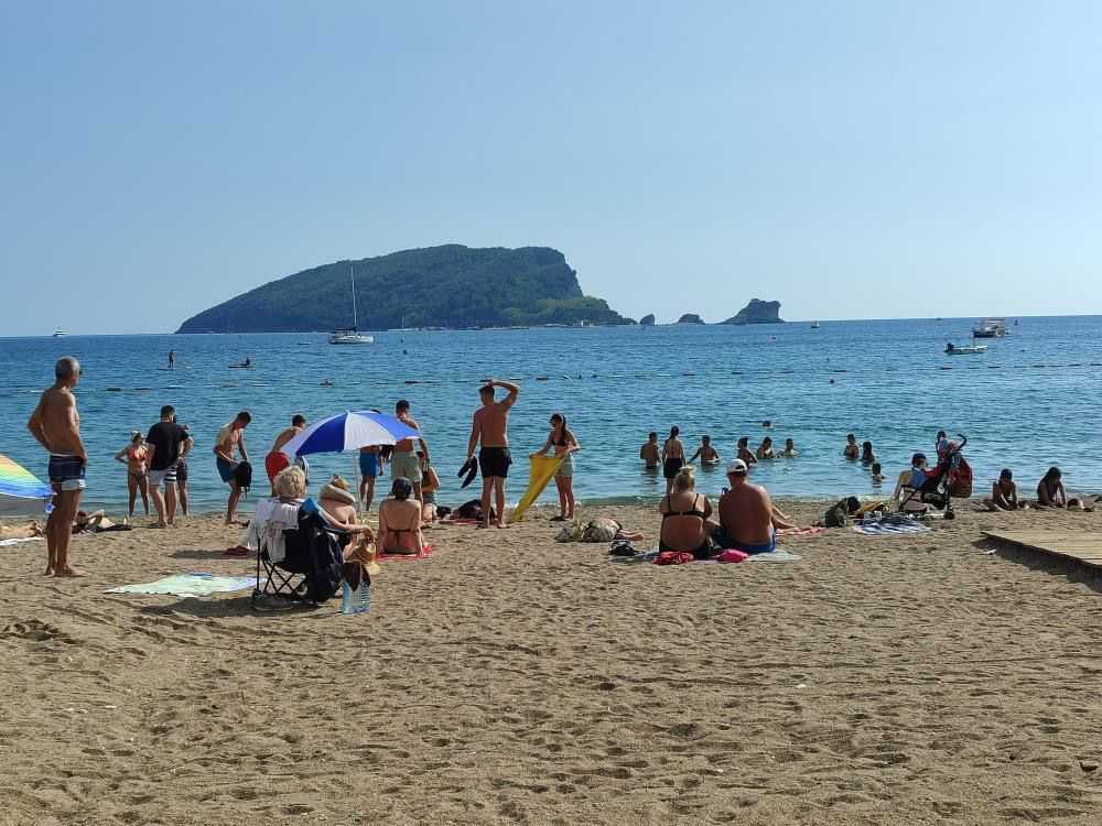 Ljudi se kupaju se i sunčaju usred jeseni kao da jul i kažu - voda je odlična / foto: RINA