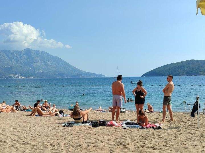 Ljudi se kupaju se i sunčaju usred jeseni kao da jul i kažu - voda je odlična / foto: RINA