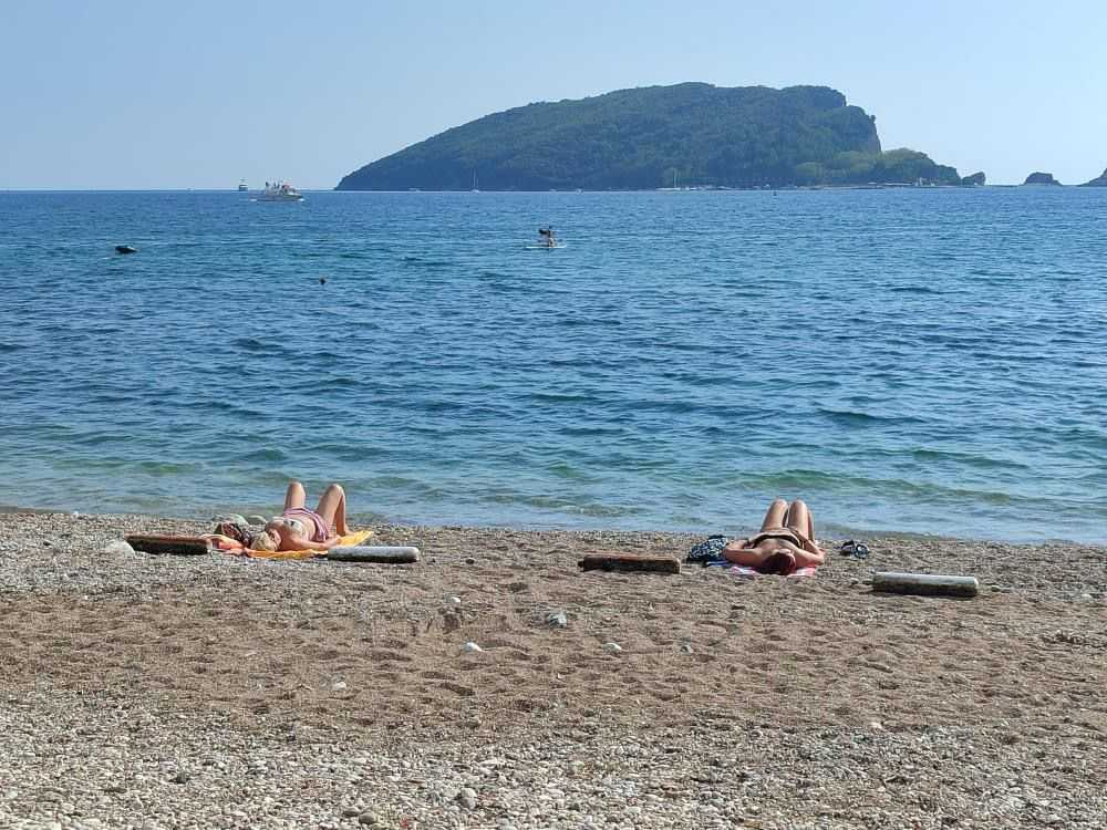 Ljudi se kupaju se i sunčaju usred jeseni kao da jul i kažu - voda je odlična / foto: RINA