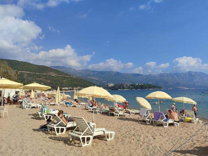 Ljudi se kupaju se i sunčaju usred jeseni kao da jul i kažu - voda je odlična / foto: RINA