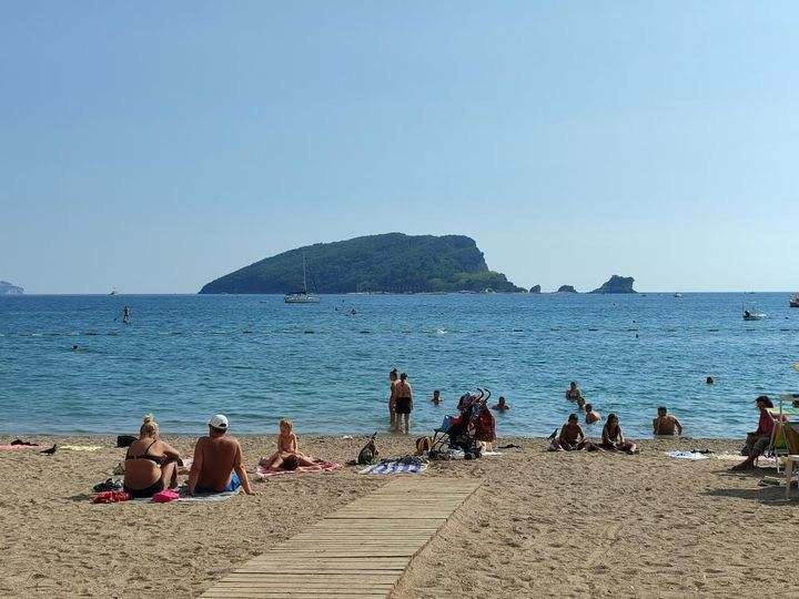 Neverovatne slike sa Jadranskog primorja: Ljudi se kupaju i sunčaju usred jeseni kao da je jul i kažu - voda je odlična (FOTO)