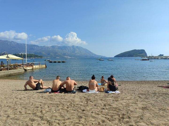 Ljudi se kupaju se i sunčaju usred jeseni kao da jul i kažu - voda je odlična / foto: RINA