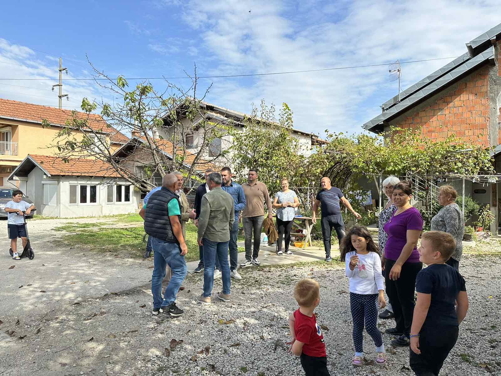 Ovaj deda je pravi car: Đurađ iz Čačka ima 89 godina, ali to ga nije sprečilo da se aktivira i pomogne u rešavanju problema svojih komšija - lično otišao da pita za pomoć (FOTO)