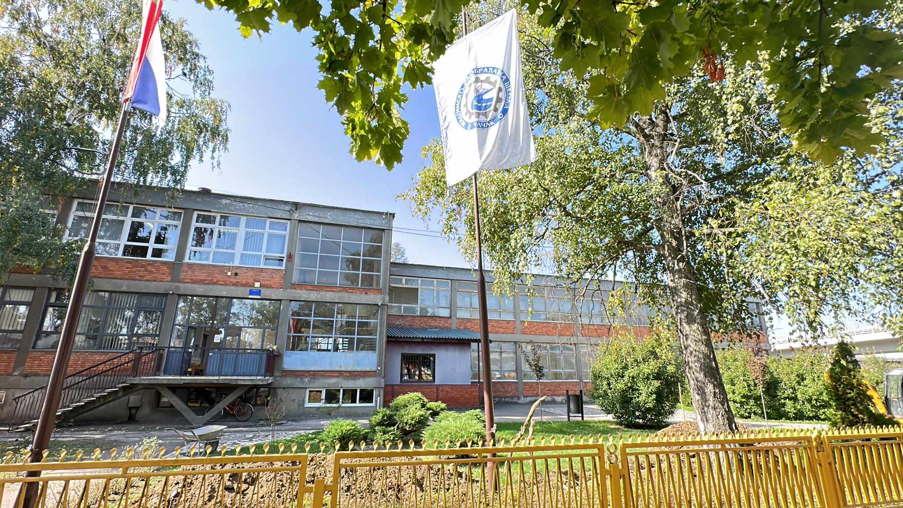 Incident na velikom odmoru: Potukla se četvorica učenika Mašinsko-saobraćajne škole u Čačku (FOTO)