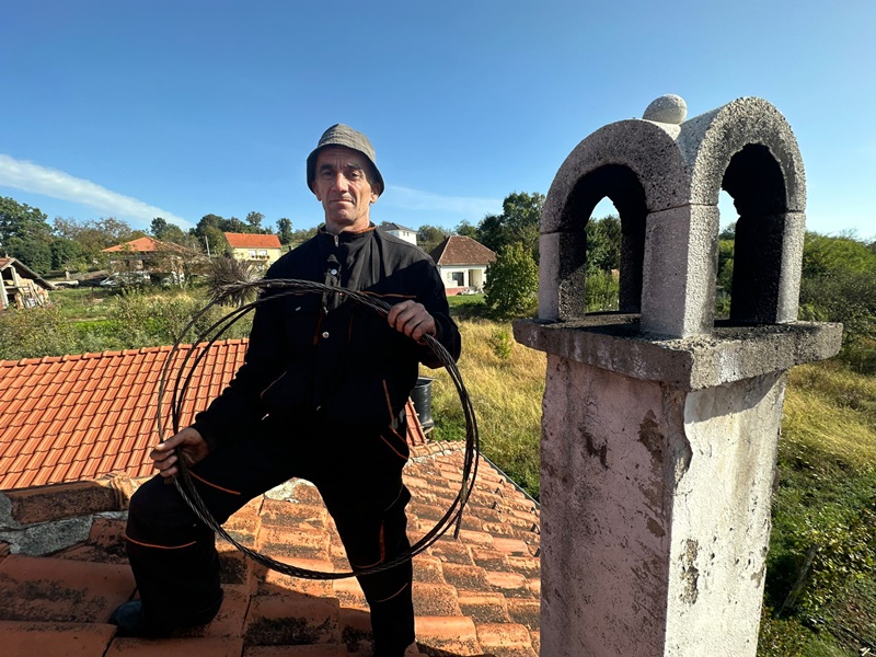 Odelo im je često prljavo, ali srce čisto: Dobrivoje jedan od retkih odžačara u Zapadnoj Srbiji, telefoni mu se usijali pred početak grejne sezone (FOTO)
