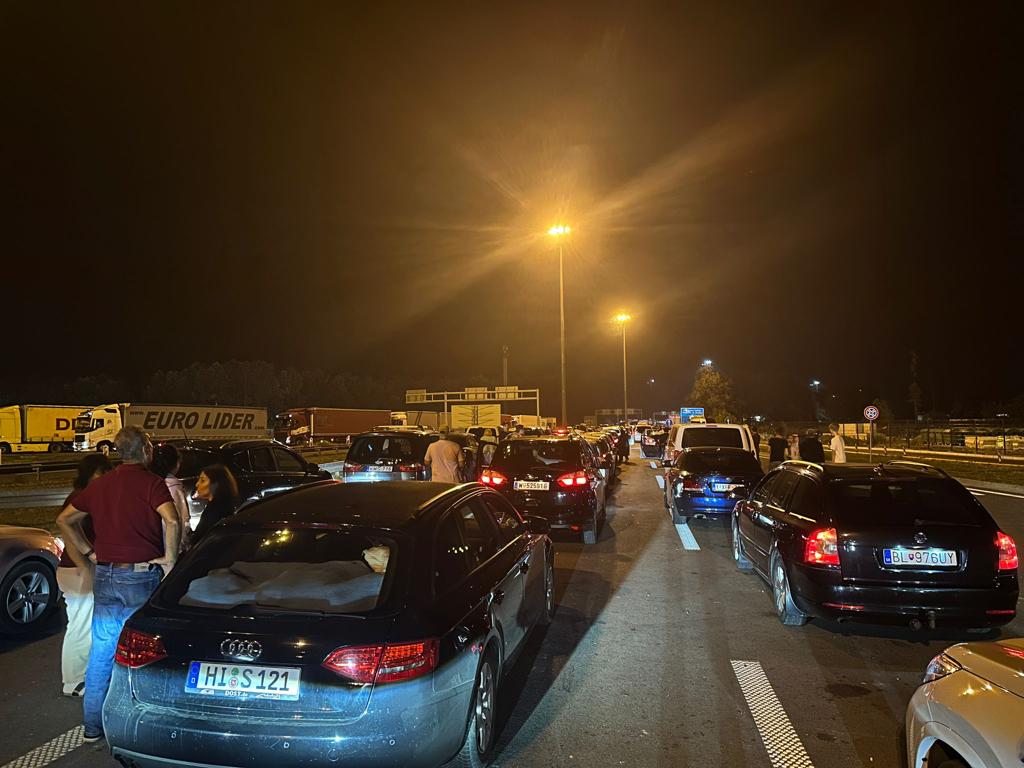 Odjednom je nastala gužva, a automobil su stavili na skener: Prvi snimci sa granice gde je u toku hapšenje, oglasili se i putnici (FOTO)(VIDEO)