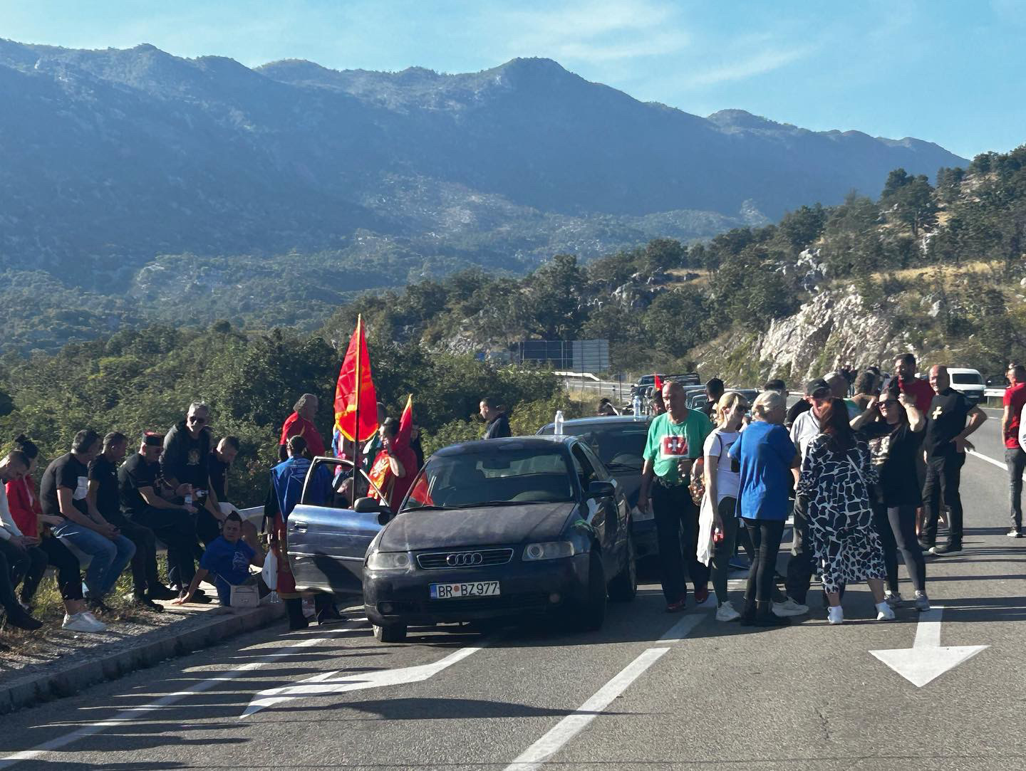 Blokiran saobraćaj na magistralnom putu u Crnoj Gori: Pristalice konzervativne partije traže da se odloži popis, prete i opstrukcijom (FOTO)