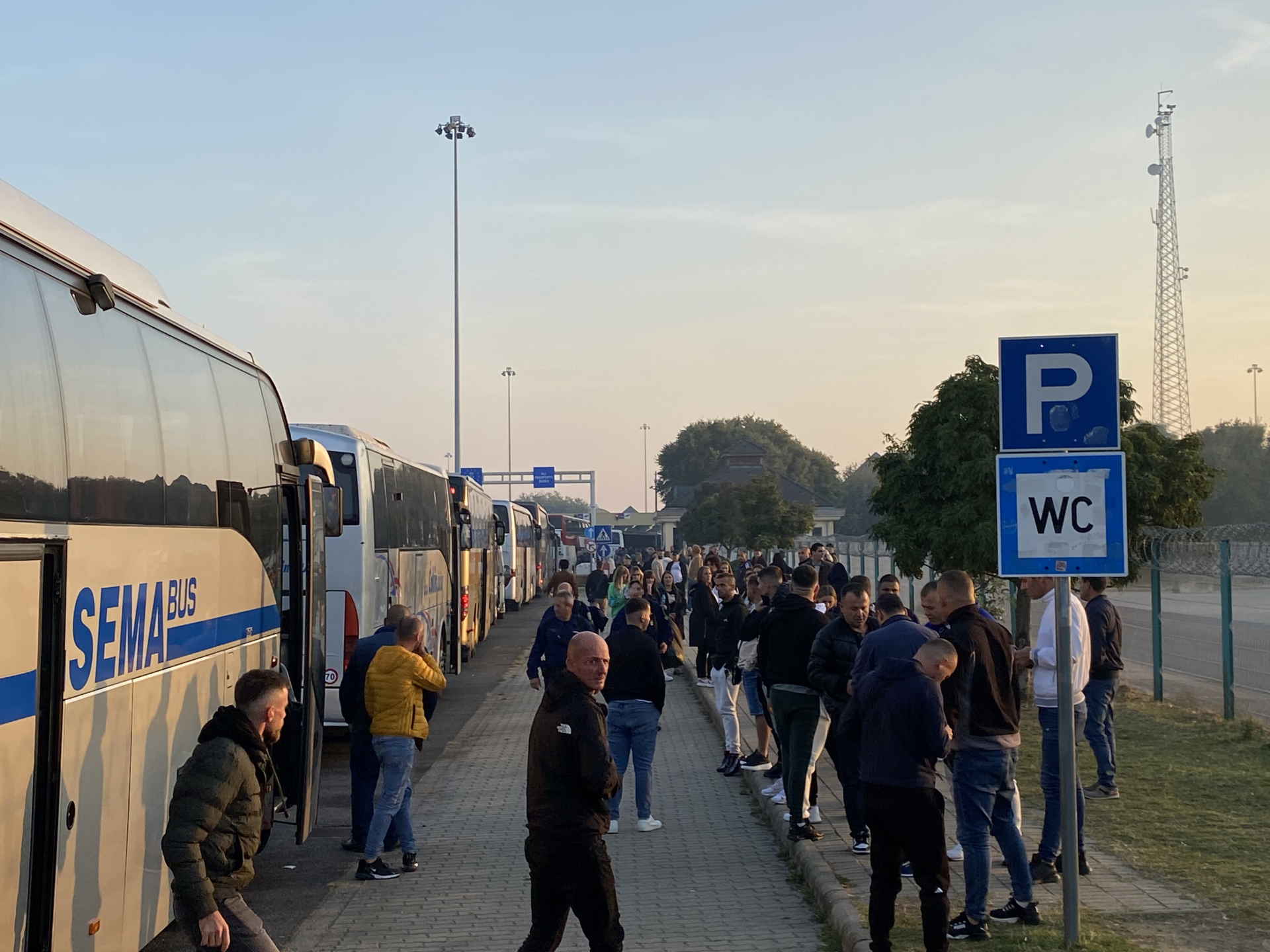 Putovanje im se obilo o glavu i pretvorilo u pakao: Ogromne gužve na ovom graničnom prelazu, putnici iz Srbije čekaju više od pet sati da predju u susednu Madjarsku (FOTO)(VIDEO)