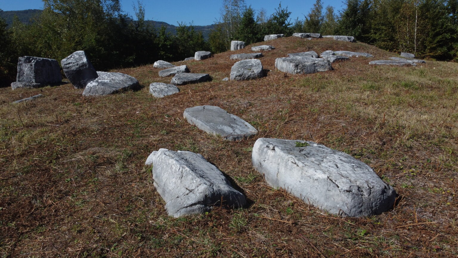 Arheološko blago Srbije skriveno u selu Hrti, dragulj za koji bi stranci dali milione: Grčko groblje upisano na prestižnu UNESCO listu Svetske baštne, ima jedinstvene ukrašene spomenike (FOTO)