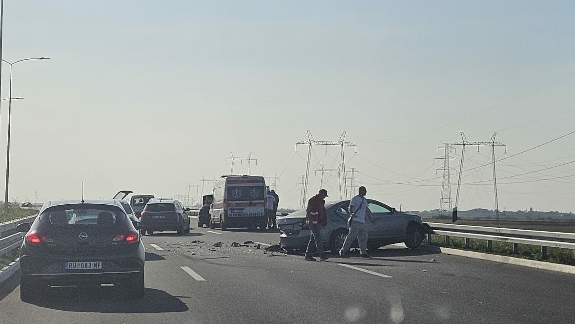 Karambol na auto-putu na Novom Beogradu: Težak lančani sudar, vozila potpuno slupana (FOTO)