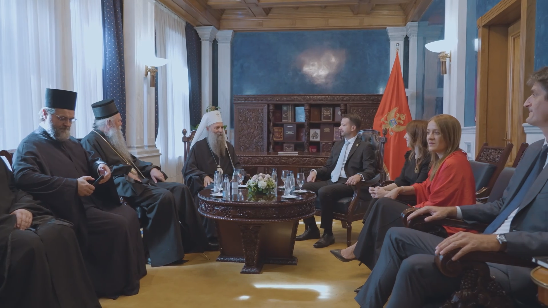 Srpski patrijarh stigao u Crnu Goru: Dočekao ga predsednik države Jakov Milatović, a nakon sastanka Porfirija će ispred sabornog hrama dočekati i veliki broj vernika (VIDEO) 