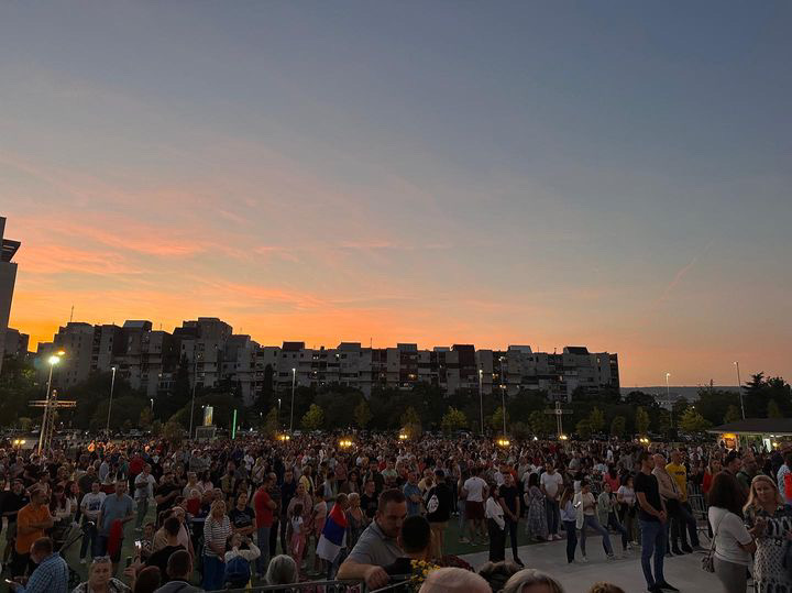 Na stotine vernika dočekalo srpskog patrijarha Porfirija u Podgorici / foto: RINA