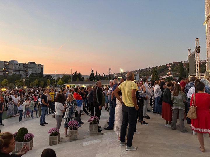 Putovali smo satima da bi večeras došli ispred hrama, ništa nam nije bilo teško: Na stotine vernika dočekalo srpskog patrijarha Porfirija u Podgorici (FOTO)