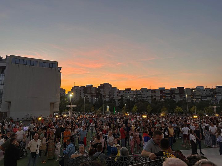 Na stotine vernika dočekalo srpskog patrijarha Porfirija u Podgorici / foto: RINA