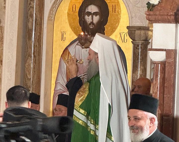 Na stotine vernika dočekalo srpskog patrijarha Porfirija u Podgorici / foto: RINA