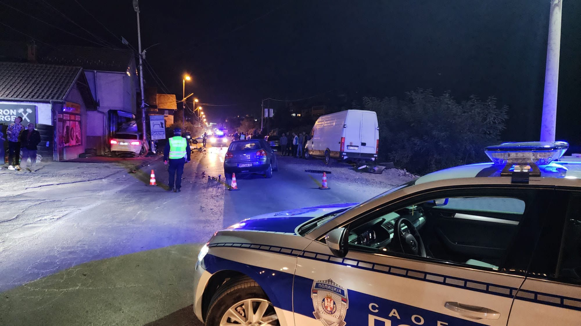 Od siline udara auto je završio u ubližnjoj garaži: Jeziv udes u Novom Pazaru, povredjena jedna osoba/ Foto: RINA