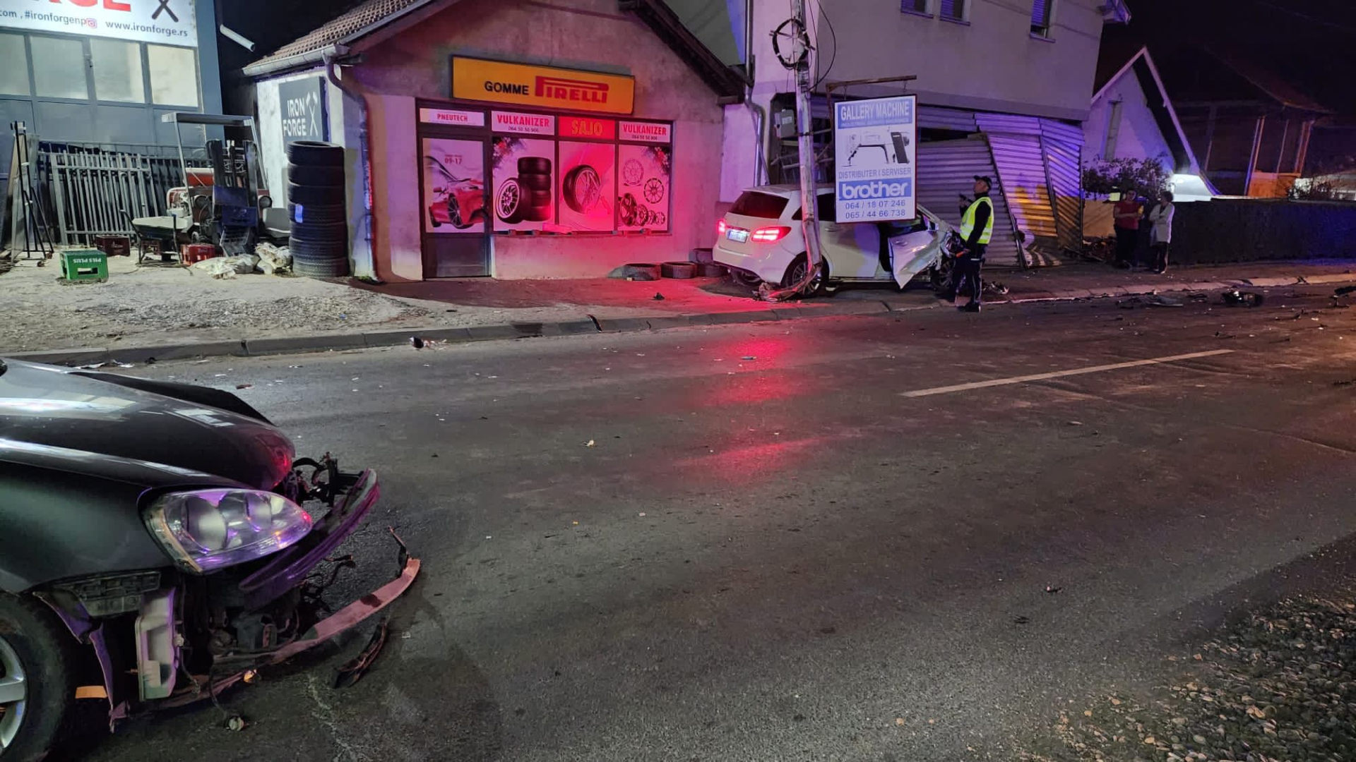Od siline udara auto je završio u ubližnjoj garaži: Jeziv udes u Novom Pazaru, povredjena jedna osoba (FOTO)