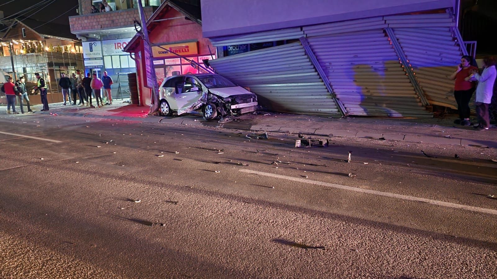 Od siline udara auto je završio u ubližnjoj garaži: Jeziv udes u Novom Pazaru, povredjena jedna osoba/ Foto: RINA