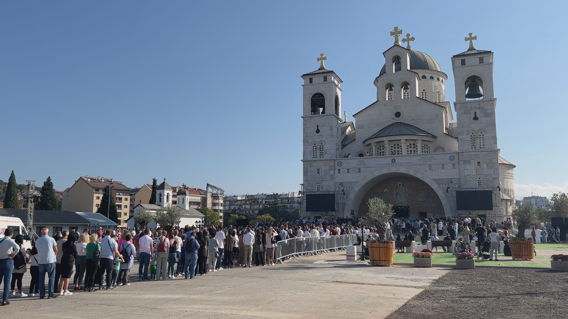 Veličanstvena slika ispred hrama u Podgorici: Ogroman broj vernika na liturgiji koju služi patrijarh srpski Porfirije (FOTO)(VIDEO)