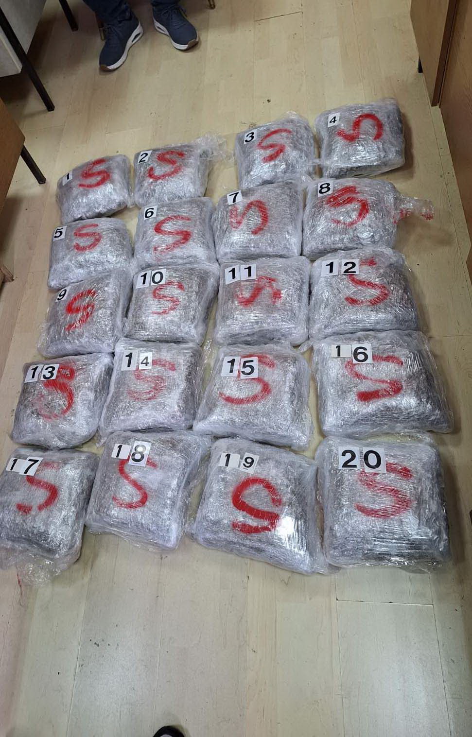 Pali Crnogorci kod Užica zbog droge: Policija im otvorila prtljažnik i pronašla blizu 60 kilograma marihuane (FOTO)