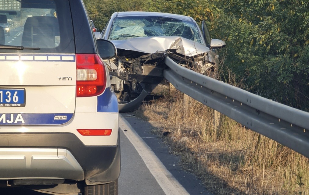 Ograda prošla kroz čitav auto: Jeziva saobraćajna nezgoda kod Mrčajevaca, putnički automobil sleteo sa magistrale, povredjene dve ženske osobe