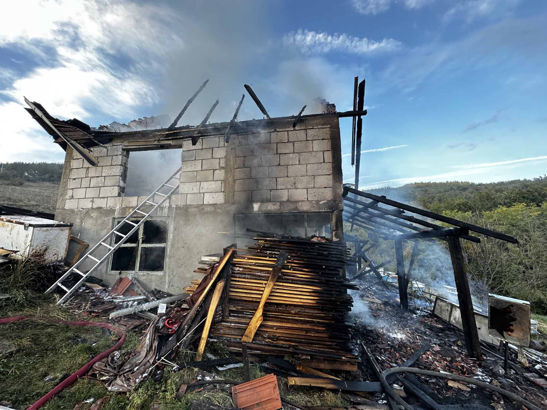 Zapalila se radionica, gust dim prekrio selo: Veliki požar izbio u Caganjama kod Čačka, na licu mesta vatrogasci spasioci (FOTO)