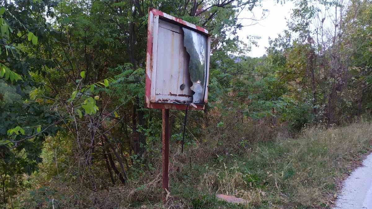 Sramotni vandalizam: Nepoznati počinioci polomili zaštitnu ogradu i putokaze u kablarskom selu Vrnčani, stradala i spomen-česma koja je sećala na putara bez ruke (FOTO)