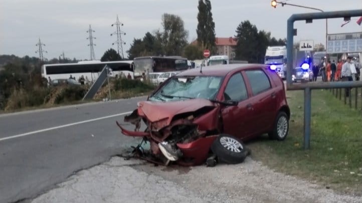 Teška nezgoda na Ibarskoj magistrali: Dva vozila se sudarila na skretanju za Ljig, jedno lice povređeno (FOTO)