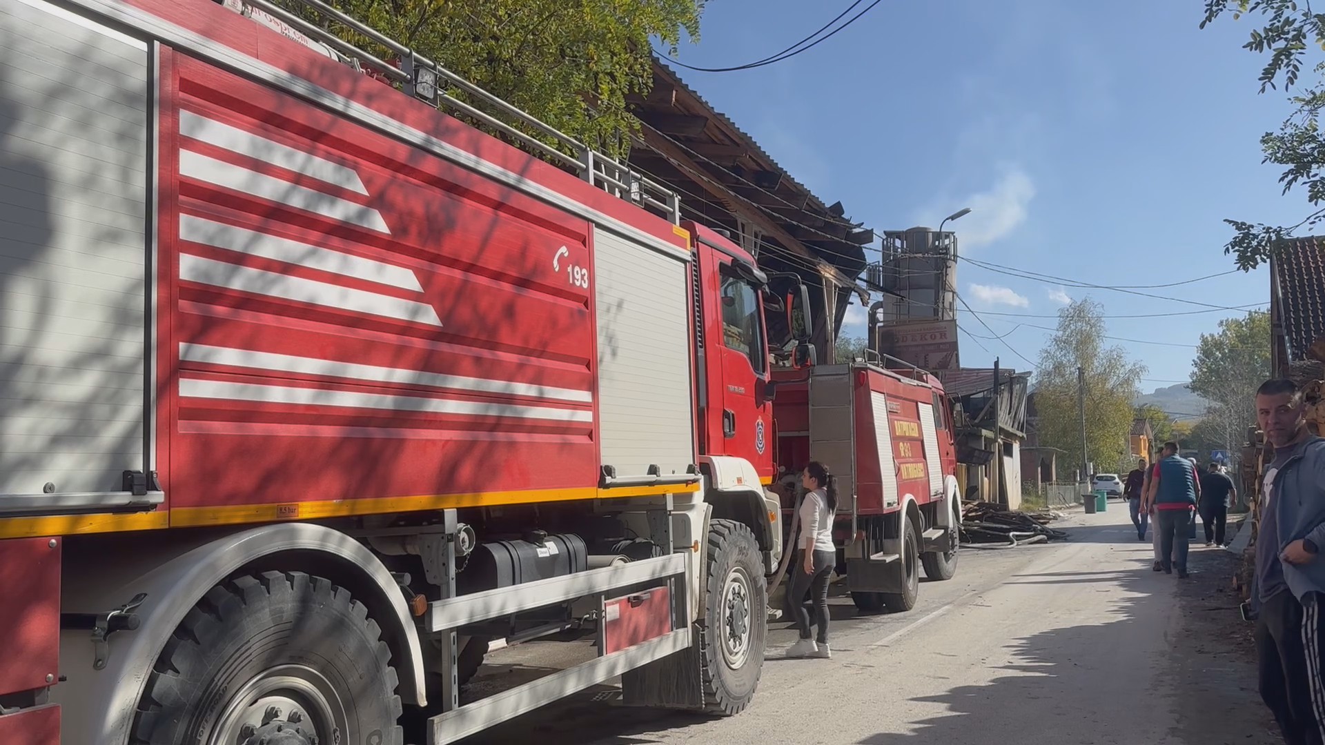 Horor u selu Trnava, vatra potpuno progutala fabriku za proizvodnju peleta i nameštaja: Veliki požar izbio rano jutros, tokom gašenja povređen i jedan hrabri vatrogasac (FOTO)(VIDEO)