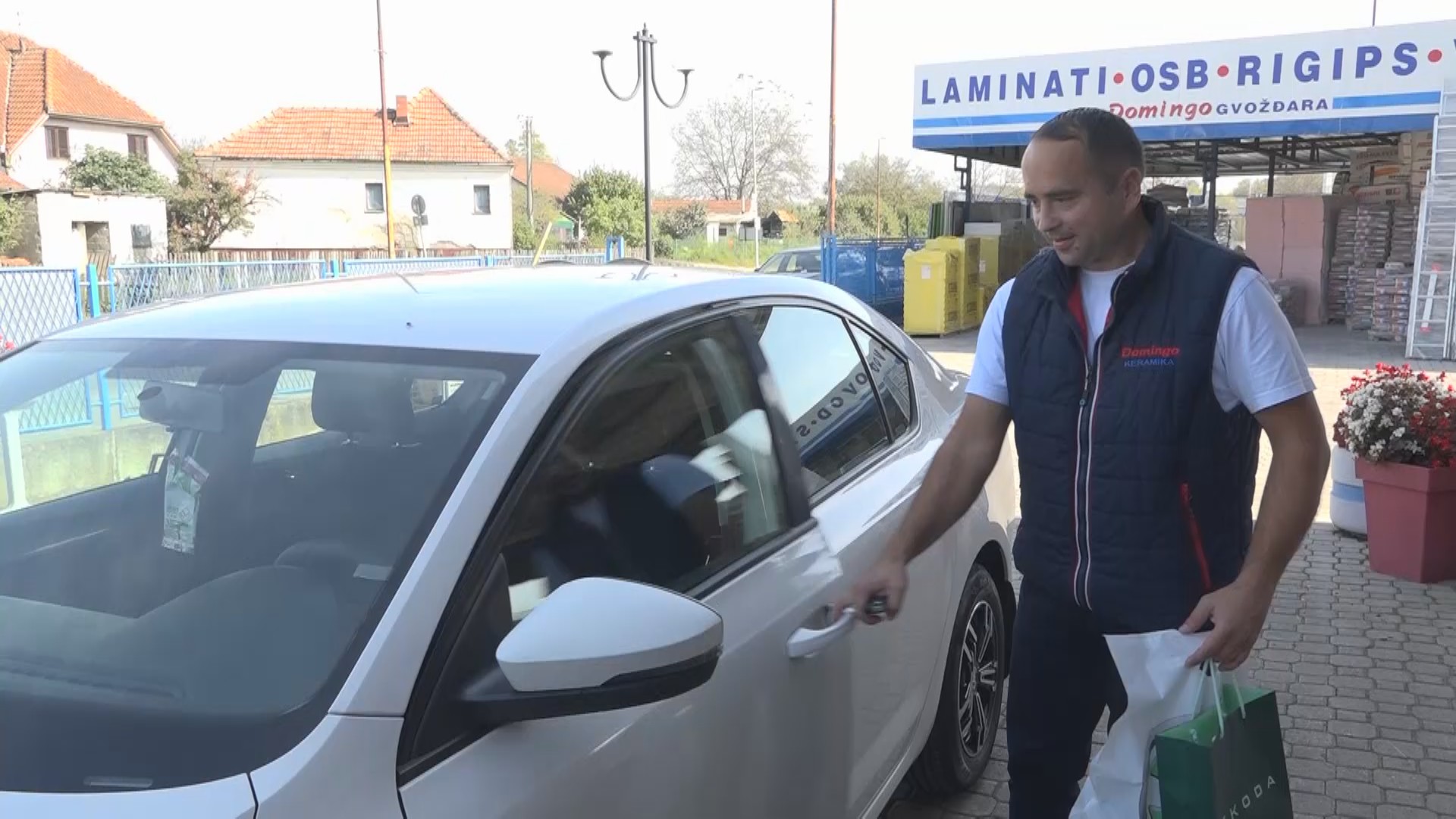 Nije verovao svojim očima kad je ugledao ovog lepotana: Joviša za dvadeset godina poštenog rada od vlasnika na poklon dobio nov automobil (FOTO)