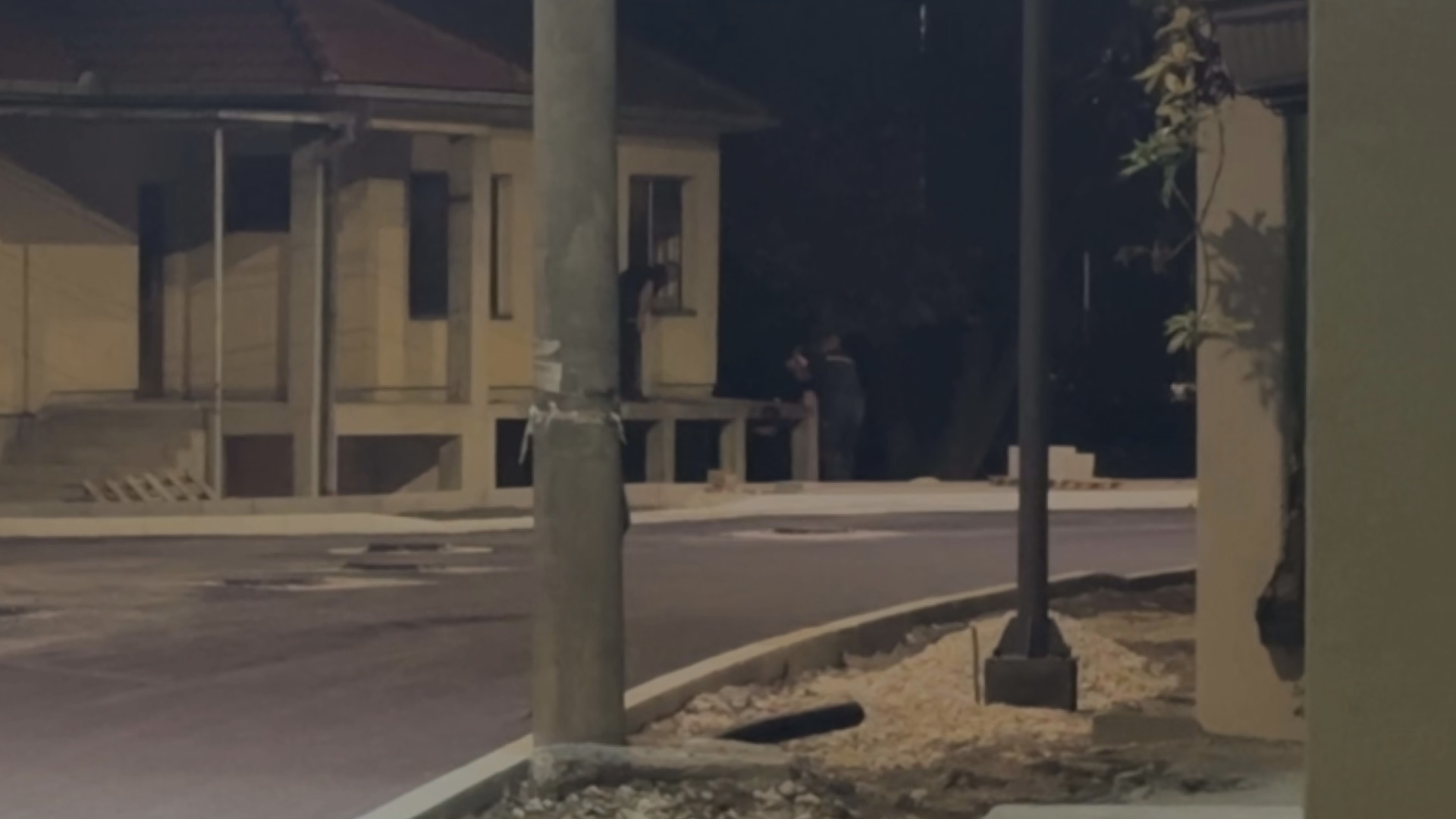 Drama u širem centru Čačka: Policija pokušava da uhapsi lopova, a on se sakrio u napušteni kuću i vređa ih - akcija ipak uspešno završena (VIDEO)