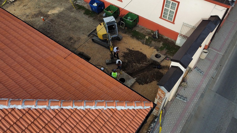 Incident u centru Čačka, presečena gasovodna cev: Preventivno evakuisani radinici iz kulturnih ustanova, na lice mesta stigli i vatrogasci-spasioci (VIDEO)