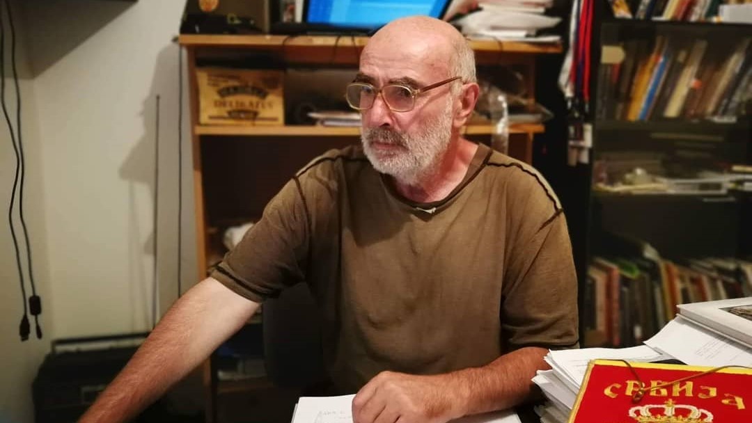 Srpski dečaci izgunili na minskom polju, ja diktiram sa ratišta a koleginica u redakciji se guši od plača: Gvozden Otašević se bavi novinarstvom skoro 50 godina, živo se seća kako je nekad izgledalo ratno izveštavanje (FOTO)