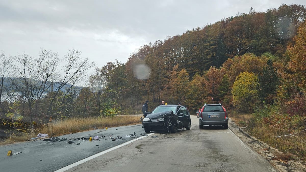 Potpuno slupan Fiat kod Mokre Gore, četiri nezgode dogodile se na toj deonici za samo 24 sata: Odroni, klizav kolovoz ali i divlje životinje koje izleću na put ovde su najveća opasnost (FOTO)