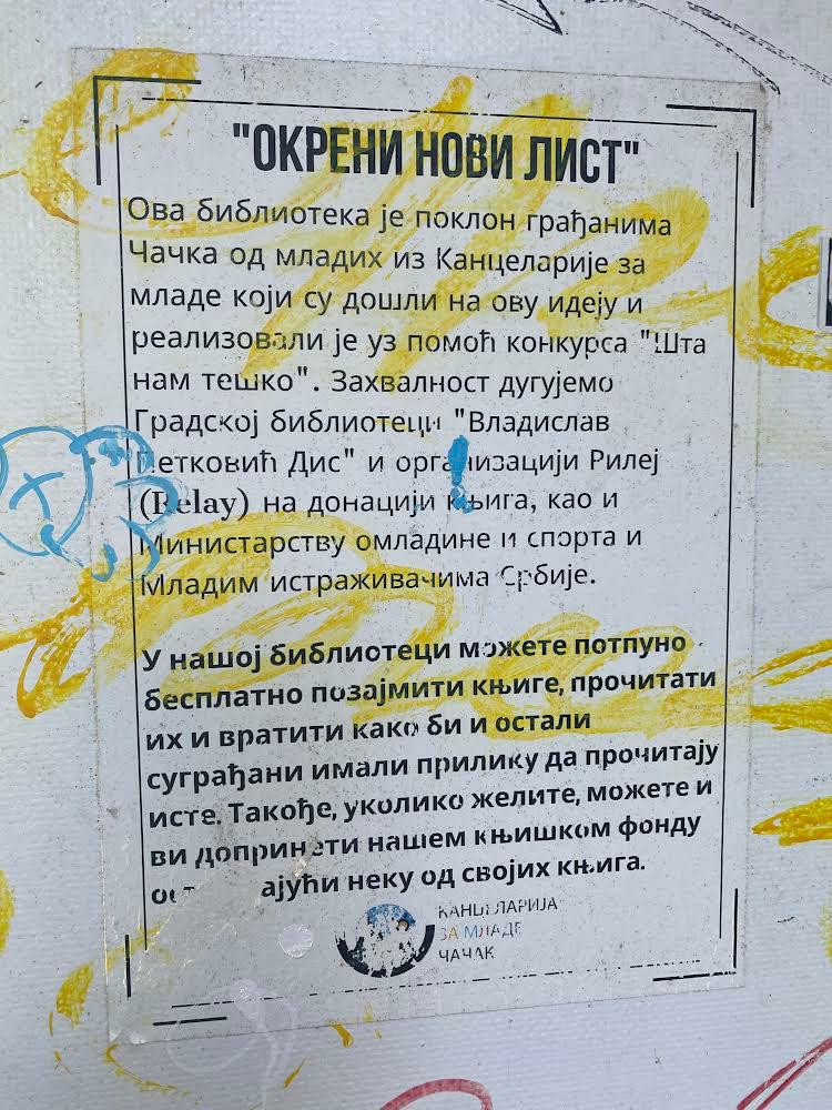 Sramotan vandalizam usred Čačka: Nepoznati počinioci upali u Park mladosti i oštetili biblioteku na otvorenom, razvaljena vrata i uništene knjige/ Foto: RINA