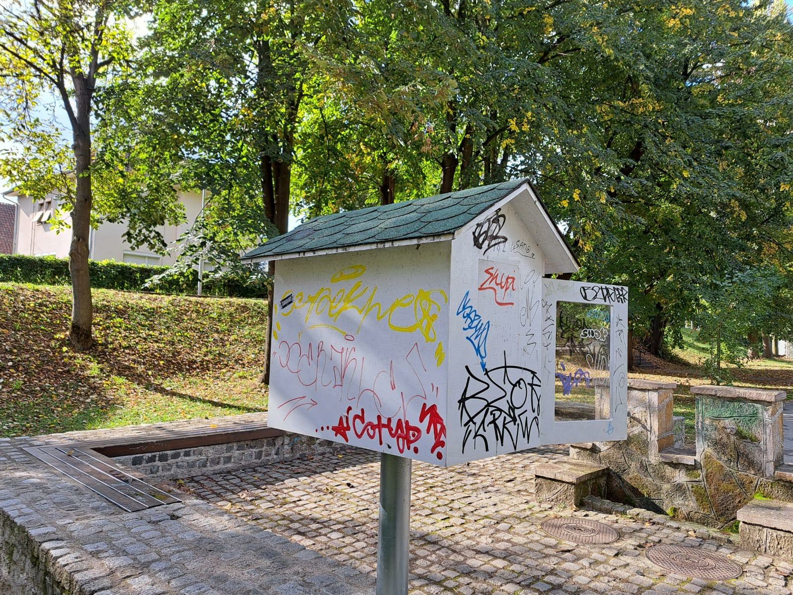 Sramotan vandalizam usred Čačka: Nepoznati počinioci upali u Park mladosti i oštetili biblioteku na otvorenom, razvaljena vrata i uništene knjige (FOTO)