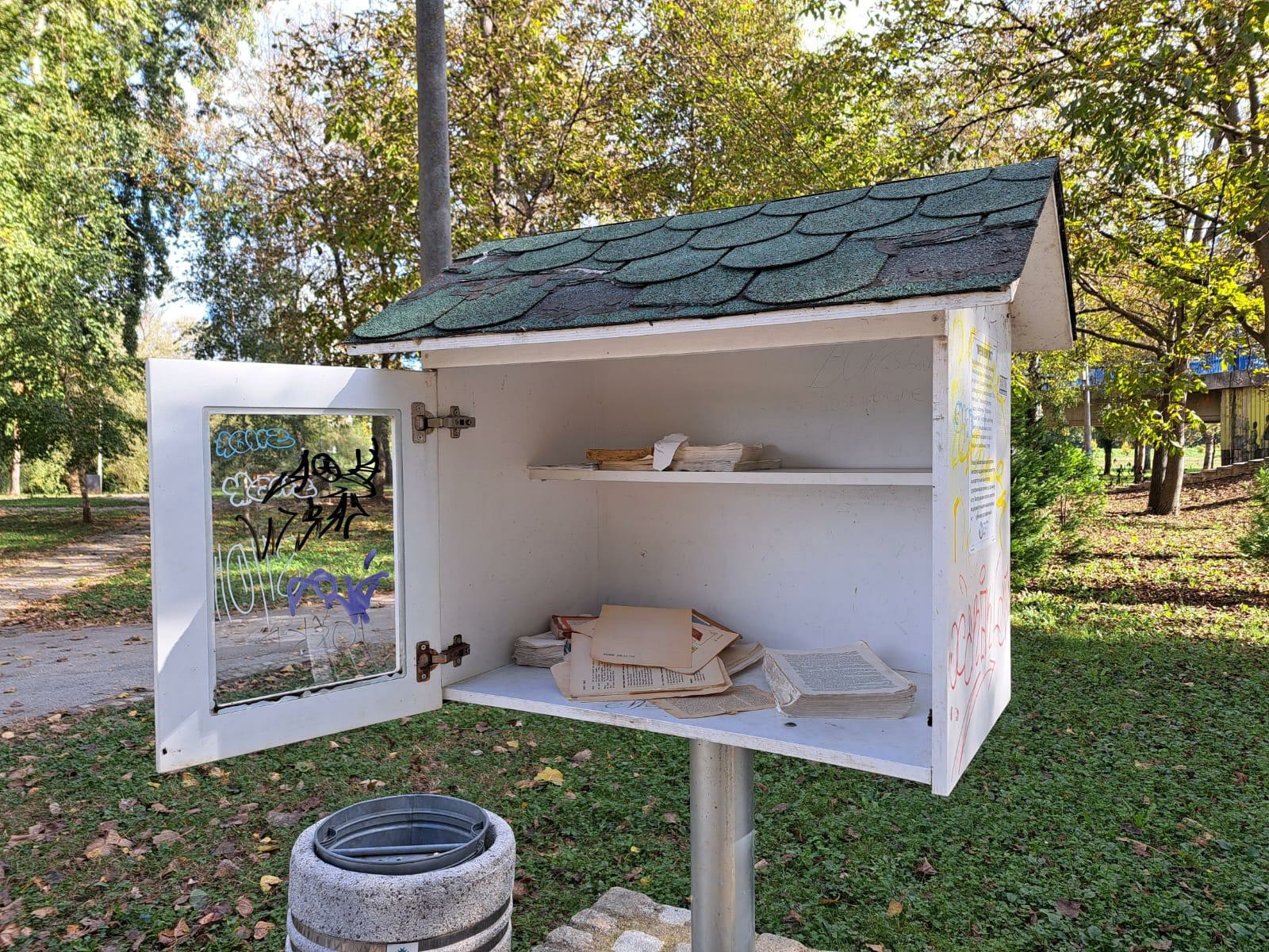 Sramotan vandalizam usred Čačka: Nepoznati počinioci upali u Park mladosti i oštetili biblioteku na otvorenom, razvaljena vrata i uništene knjige/ Foto: RINA