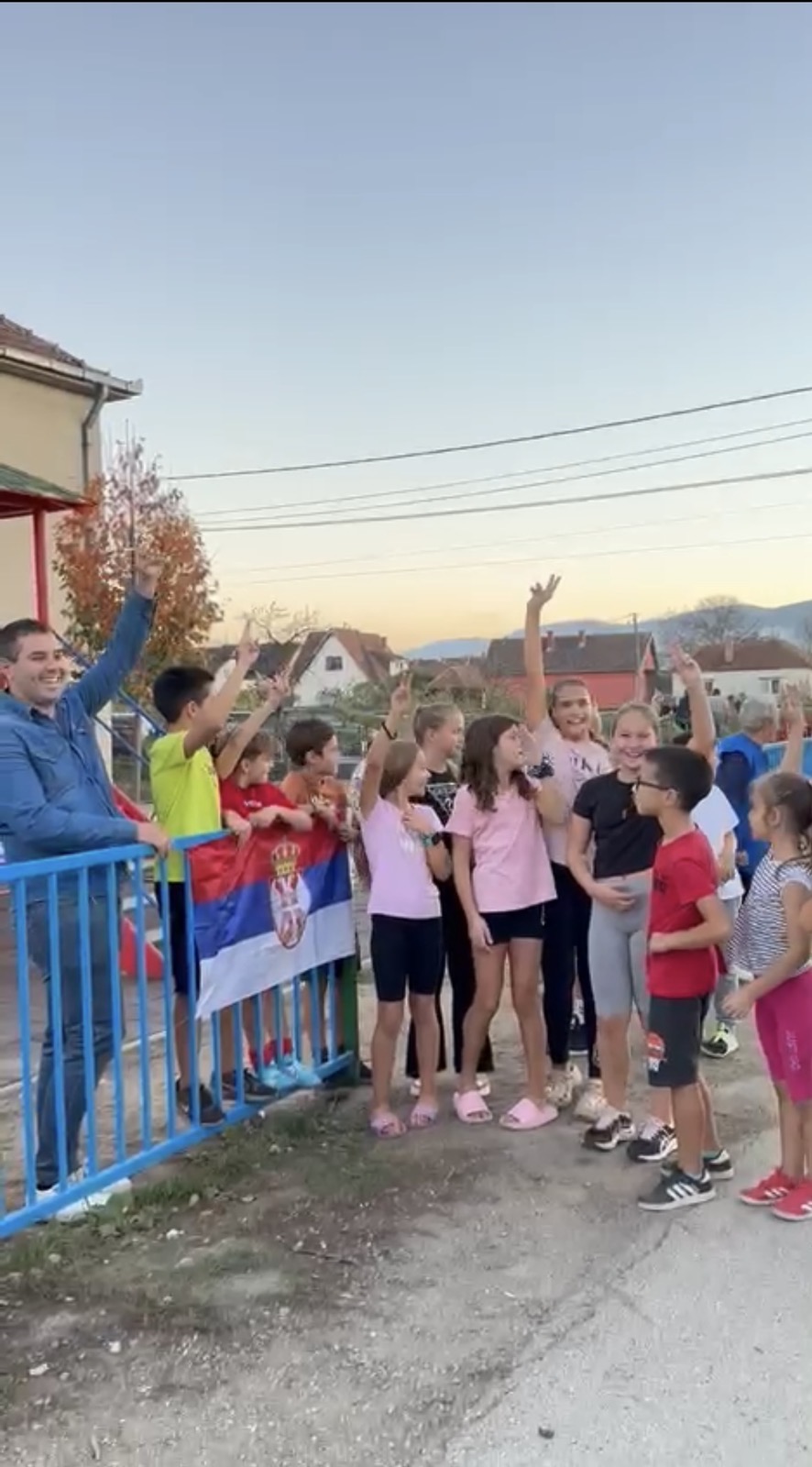 Razvukli srpsku zastavu, pa zaigrali kolo: Čačani zaustavili saobraćaj na kratko a razlog za to je odličan, fenomenalna slika poslata iz Lugova (FOTO)(VIDEO)