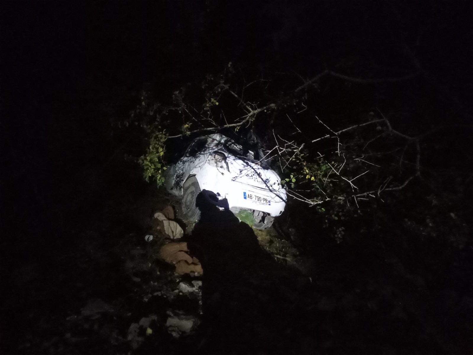 Hrabri vatrogasci spasioci izvukli vozača iz provalije duboke preko 150 metara / foto: Služba zaštite i spašavanja Cetinje